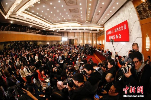 資料圖：2016年3月2日，全國政協(xié)十二屆四次會議新聞發(fā)布會在北京人民大會堂舉行，大會新聞發(fā)言人王國慶回答記者提問。 中新社記者 杜洋 攝