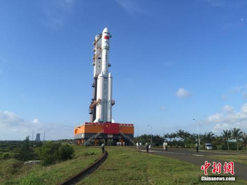 4月17日7時30分，承載著長征七號遙二運載火箭與天舟一號貨運飛船組合體的活動發(fā)射平臺，垂直轉運至發(fā)射區(qū)，標志著“天舟一號”飛行任務正式進入發(fā)射階段。閆寧 攝