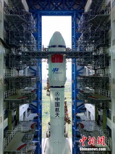 垂直轉運的順利完成，標志著“天舟一號”飛行任務正式進入發(fā)射階段。張文軍 攝