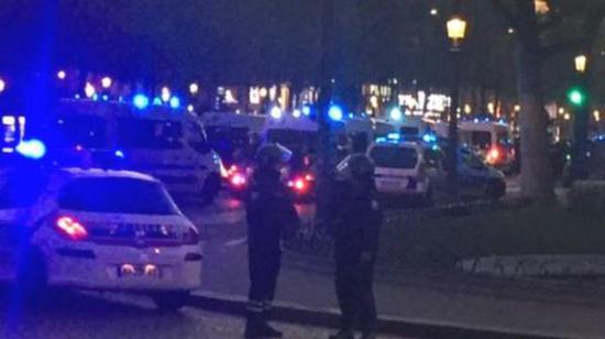 據(jù)英國廣播公司（BBC）消息，巴黎警方稱，巴黎中部發(fā)生槍擊事件，一名警察死亡，另一名受傷。