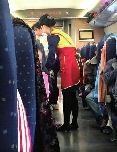 高鐵盒飯價格過高問題，近年來已成為社會熱點話題。高鐵盒飯價格緣何居高不下呢？究竟是盒飯企業(yè)壟斷化經(jīng)營，還是盒飯的成本高？這都需要高鐵相關部門公開透明，算出明細賬。