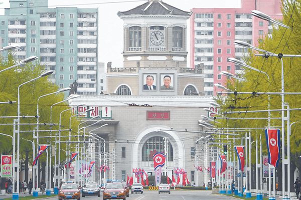 4月25日是朝鮮人民軍建軍85周年紀(jì)念日。圖為24日的平壤街頭。