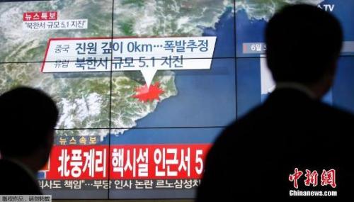 圖三 資料圖：韓國民眾觀看電視對朝鮮媒體試射氫彈的報(bào)道。