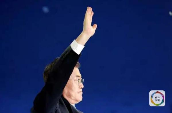 目前民調(diào)領(lǐng)先的共同民主黨候選人文在寅方面當天上午表示，強行在星州部署“薩德”的做法“無視國民意愿和程序”，實際上切斷了下屆政府針對“薩德”相關(guān)政策的判斷余地。