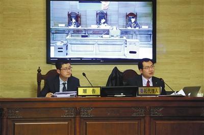 “小黃車”的商標(biāo)所有人“數(shù)人公司”代理律師稱，“ofo小黃車”侵犯了“小黃車”的注冊商標(biāo)。