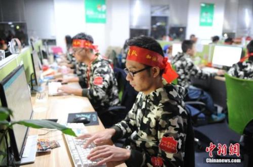 資料圖：安徽蕪湖某電商迎戰(zhàn)雙十一。中新社記者 張婭子 攝