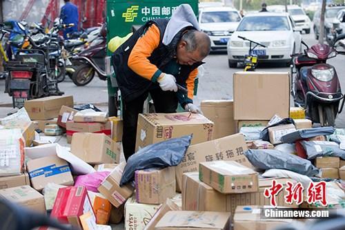 資料圖：11月2日，山西太原，物流工作人員正在分揀快遞。中新社記者 張云 攝