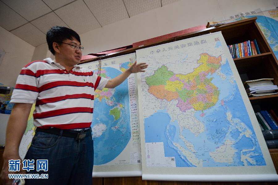 6月23日，湖南地圖出版社總編輯雷宜遜在介紹豎版《中華人民共和國地圖》。