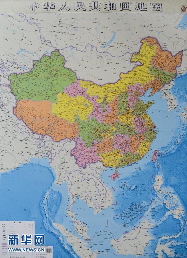 這是6月23日拍攝的豎版《中華人民共和國地圖》。