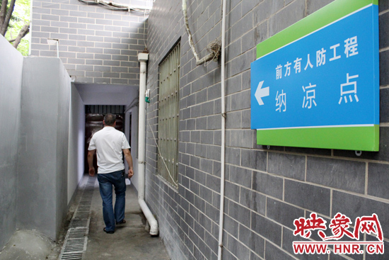 在每一處納涼點(diǎn)均有醒目標(biāo)志，市民可就近前往。