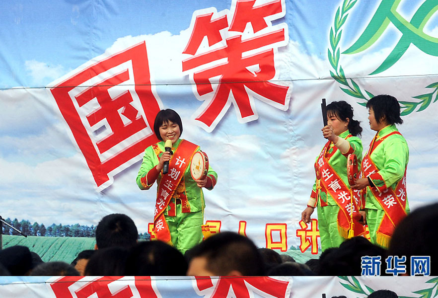 說唱演員在河南省寶豐縣街頭宣傳計(jì)劃生育政策（2008年2月19日攝）。