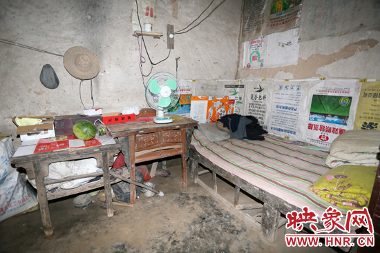 老人的居住條件十分簡(jiǎn)陋。