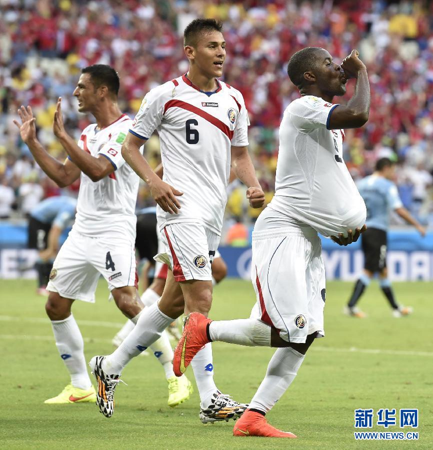 6月14日，哥斯達(dá)黎加隊球員喬·坎貝爾（右一）進(jìn)球后將足球塞進(jìn)衣服內(nèi)慶祝。