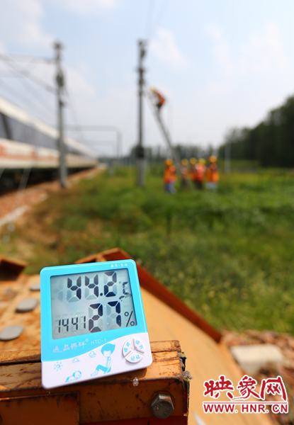 剛開(kāi)始工作20分鐘，戶外溫度已經(jīng)達(dá)到44.2℃