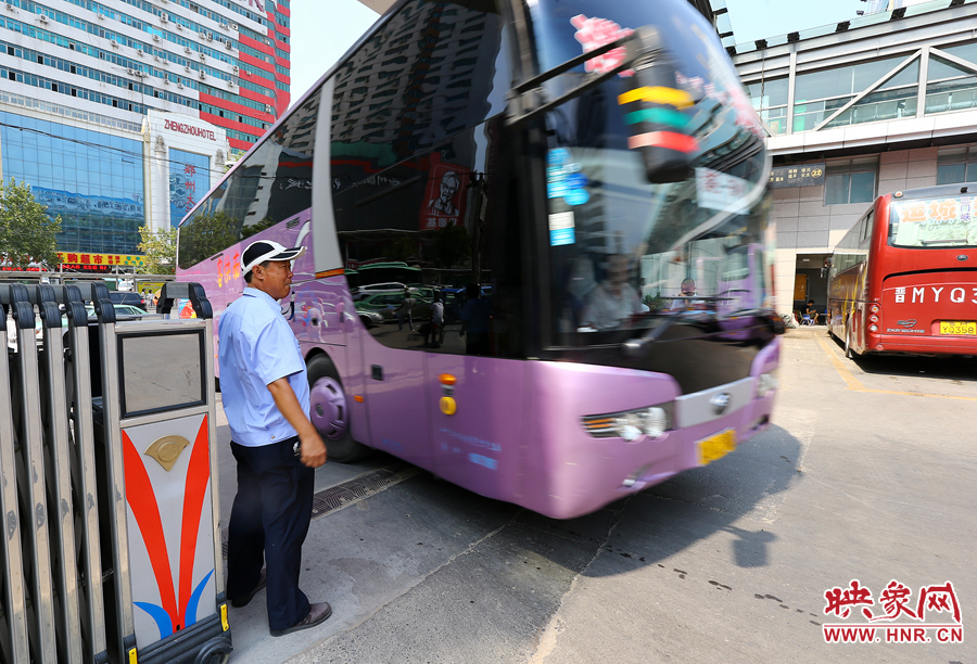 車場內(nèi)車輛順暢時，調(diào)度員還要在門口迎車指揮