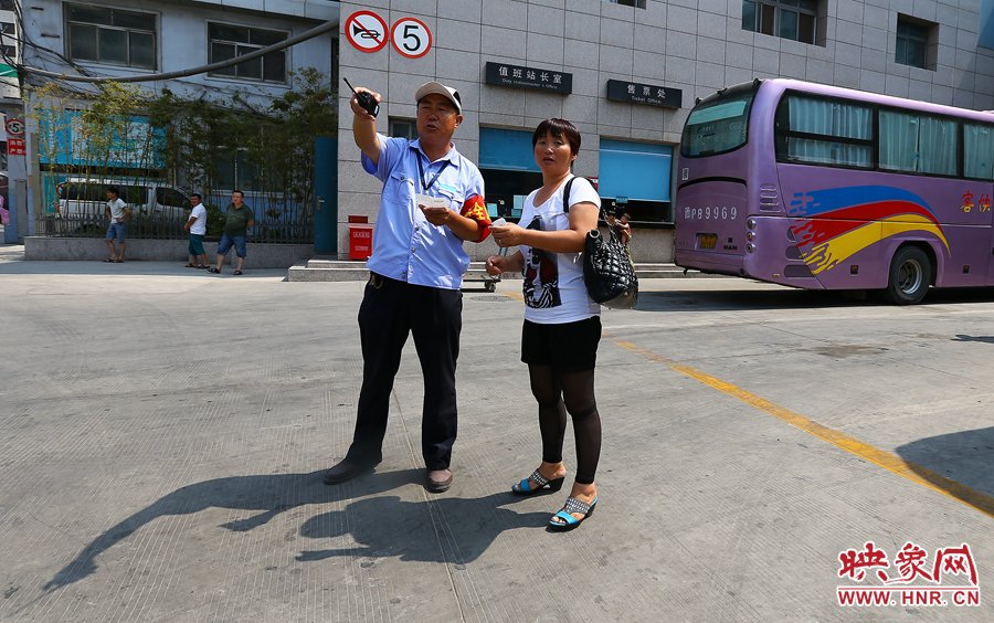 調(diào)度員不僅要保證車輛安全通暢，還肩負(fù)著疏導(dǎo)旅客的工作
