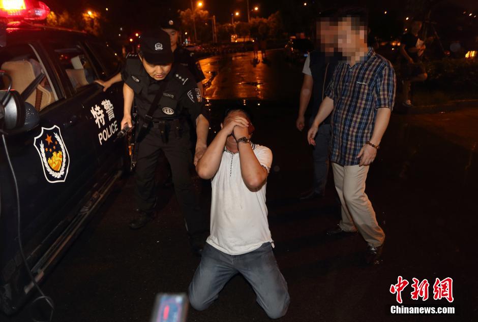 7月24日晚,南京警方將查獲的酒后駕駛車輛的男子控制后,該男子的同伴跪地求情。