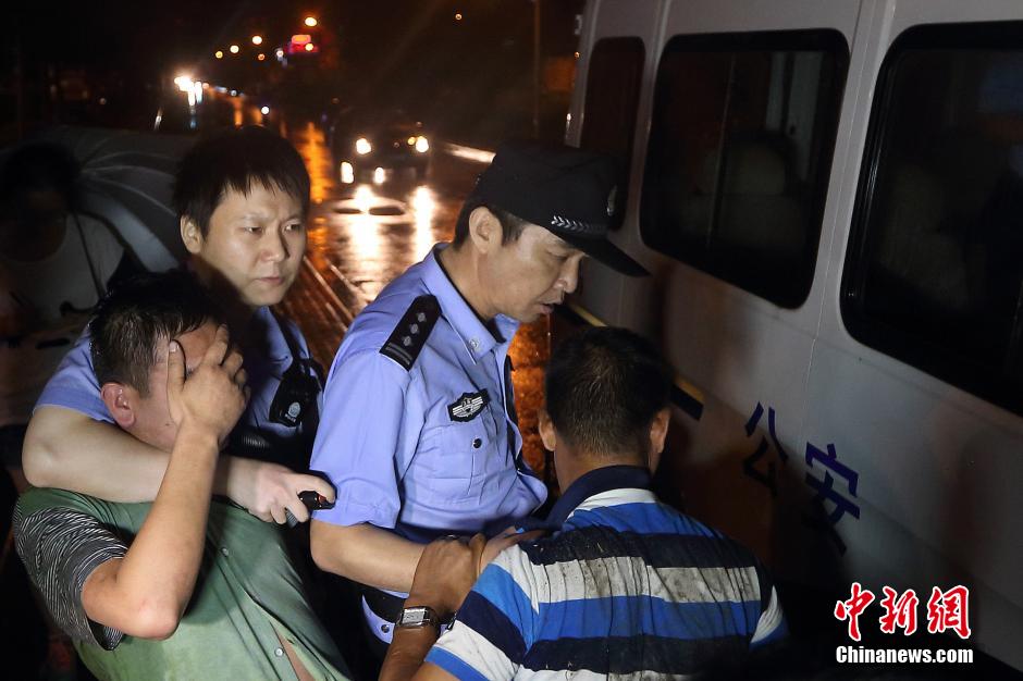 7月24日晚,南京警方將查獲的酒后駕駛車輛的男子控制,該男子涉嫌酒后駕車、肇事逃逸。