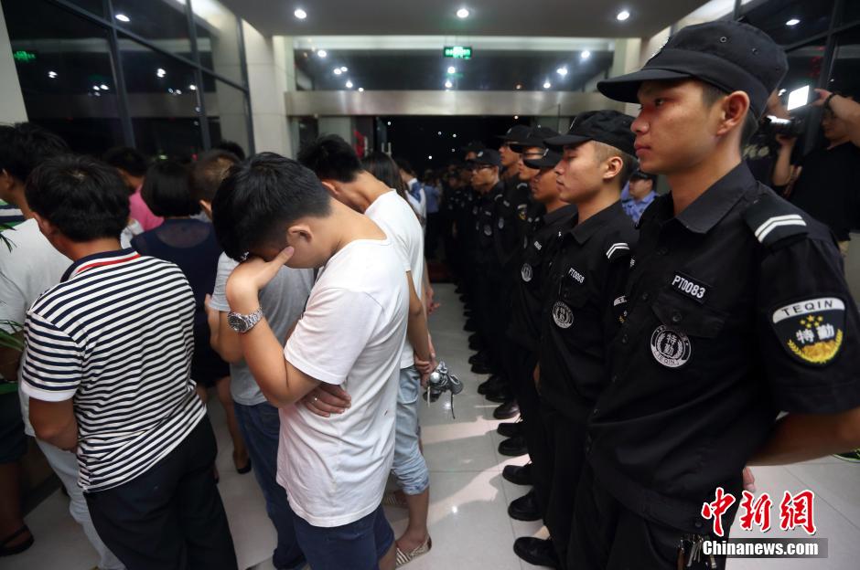 7月24日晚,南京警方將抓獲的以福建、江西、河南、湖北、黑龍江等多個(gè)外省市的涉及傳銷人員集中帶回。