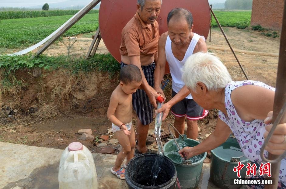 逾1200位村民只能依靠當(dāng)?shù)厮块T新打的一口深80米的機井取水飲用。