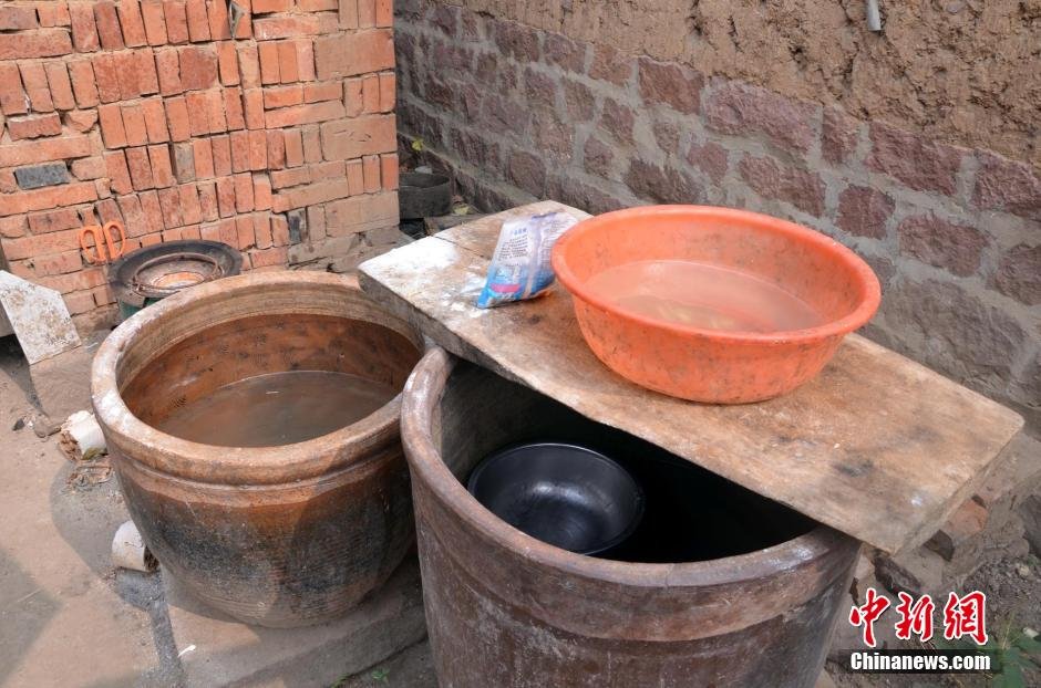 每天排隊取水，廢水循環(huán)使用已成為該村老少的生活習(xí)慣。