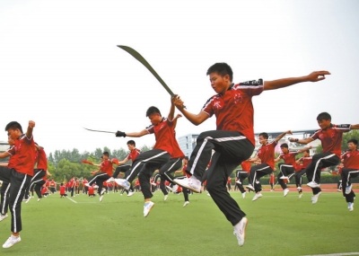 7月1日學(xué)員乘坐20多輛大巴奔赴南京適應(yīng)場地和排練節(jié)目,每天武術(shù)基本功訓(xùn)練必不可少。
