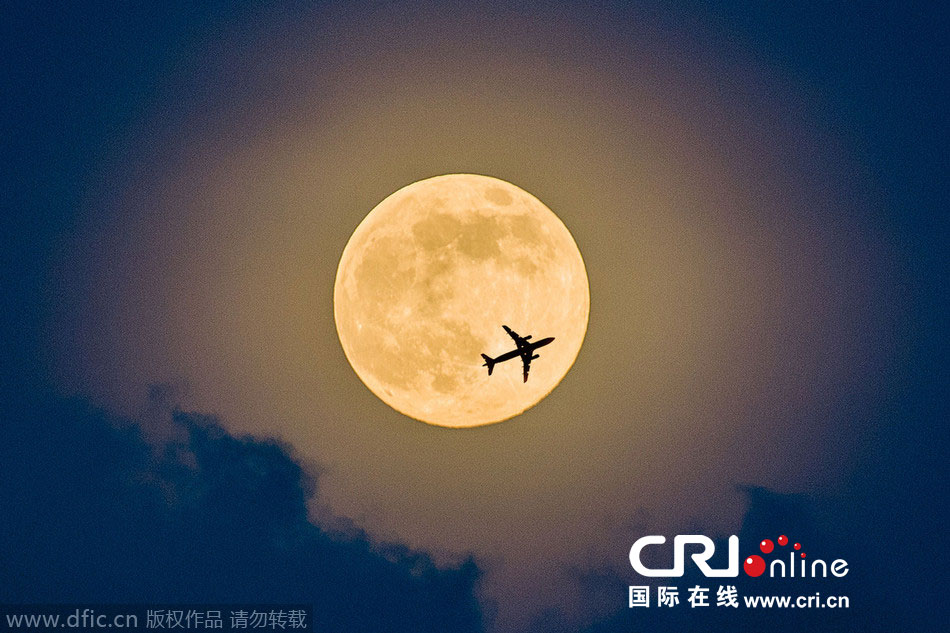 8月10日，19點(diǎn)15分，深圳上空的超級月亮。圖片來源：鄧飛/東方IC