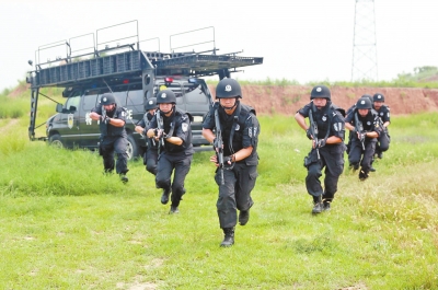 在拍攝現(xiàn)場(chǎng)，特警隊(duì)員下車后快速出擊。記者張琮攝影