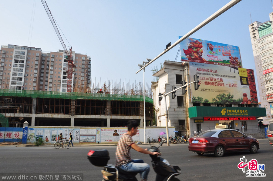 營業(yè)網(wǎng)點周圍也都在開發(fā)建設,唯有這座三層小樓極為扎眼。