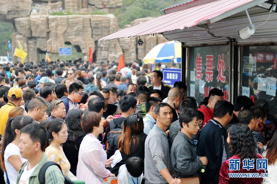  9月21日，游客在河北淶源白石山景區(qū)售票處購票。