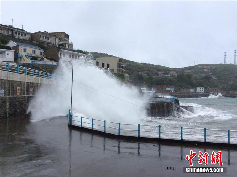 臺風(fēng)“鳳凰”登陸浙江 狂風(fēng)掀起巨浪