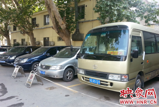 管城區(qū)委院內(nèi)已經(jīng)被封存公車在停車場(chǎng)停放。