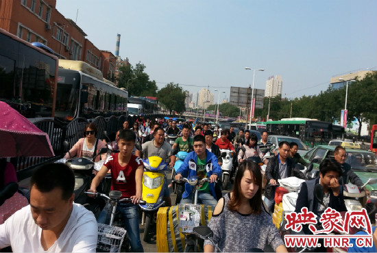 在一些易堵路段車輛仍然“寸步難行”。