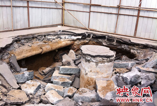 此次路面塌陷的直徑約為3米，深度有2米左右，坑內(nèi)布滿了碎石，路面下方20厘米左右。