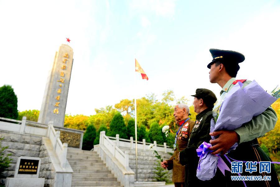 9月29日，在遼寧丹東抗美援朝烈士陵園，來(lái)自全國(guó)各地的革命老戰(zhàn)士及家屬向抗美援朝烈士紀(jì)念碑獻(xiàn)花。