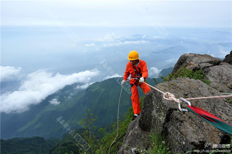 10月5日，峨眉山景區(qū)清潔工彭文才下到巖壁清理游客丟棄的垃圾。