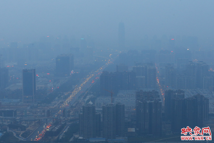 18：07鄭州被霧霾包裹著，不遠處的建筑隱約可見。