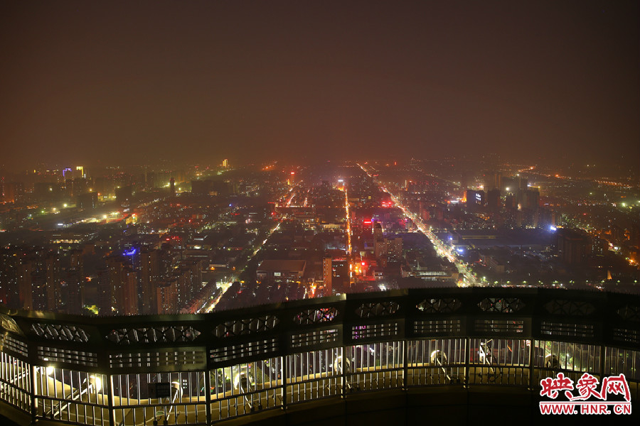 18：40鄭州沉浸在一片霧霾中，都市的燈光霧蒙蒙的，夜空看不到月亮的蹤跡。