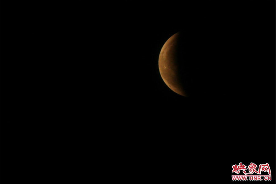 19：47夜風吹散了霧霾，月亮漸露芳容。