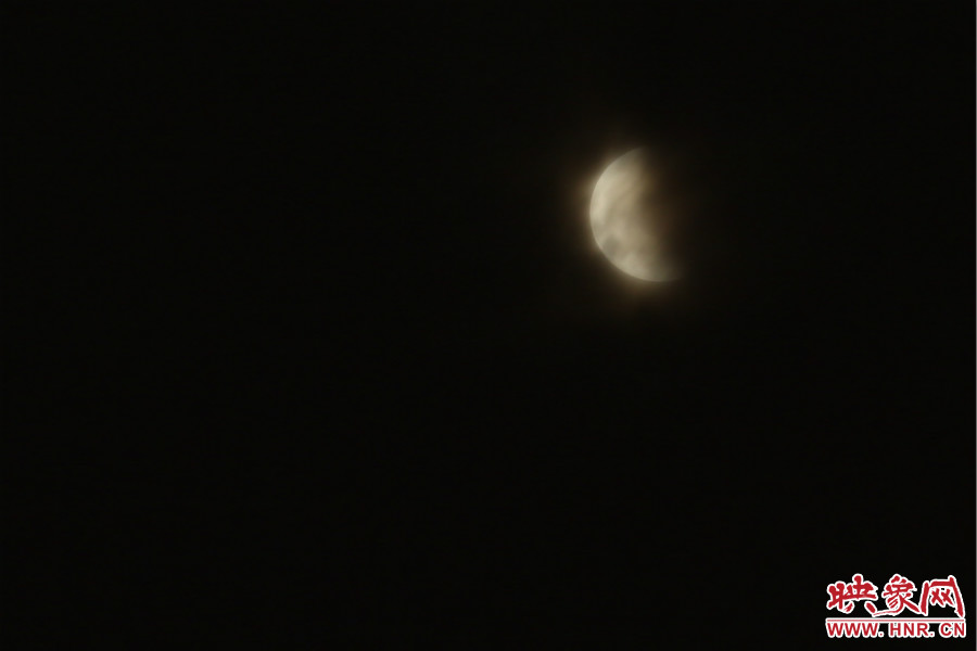 20：02月亮在云層中忽隱忽現(xiàn)。
