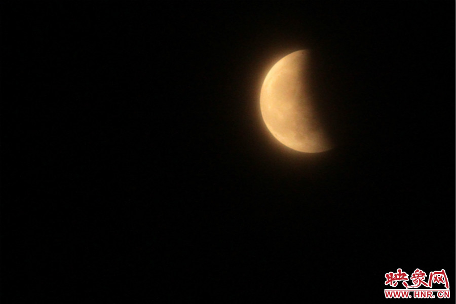 20：06月亮還泛著淡淡的紅色。