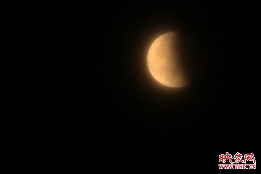 20：11夜空依然能見度很低，月亮看起來總是霧蒙蒙的。
