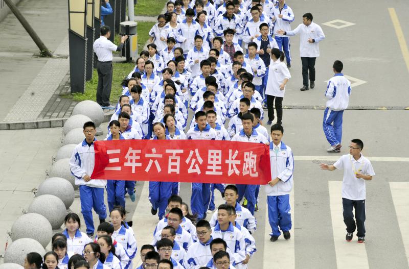 10月14日，成都七中萬(wàn)達(dá)學(xué)校實(shí)行三年跑六百公里才能畢業(yè)，現(xiàn)場(chǎng)學(xué)生開(kāi)始長(zhǎng)跑。