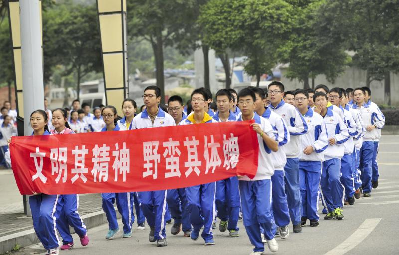10月14日，成都七中萬(wàn)達(dá)學(xué)校實(shí)行三年跑六百公里才能畢業(yè)，現(xiàn)場(chǎng)學(xué)生開(kāi)始長(zhǎng)跑。
