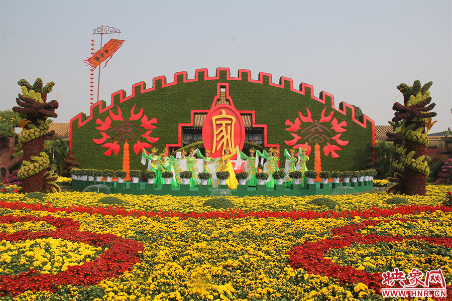 龍亭公園內(nèi)大型菊花景觀。
