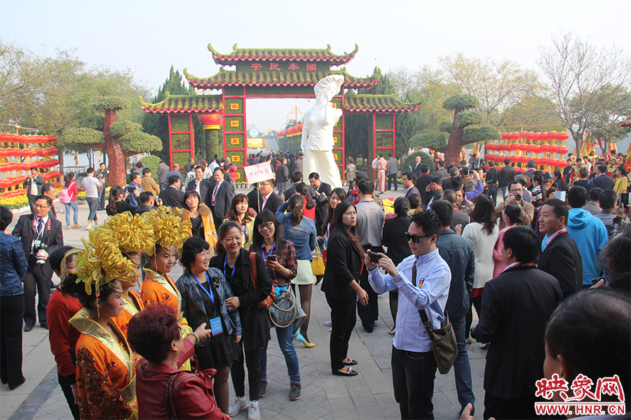 與會(huì)領(lǐng)導(dǎo)與嘉賓入園賞菊。