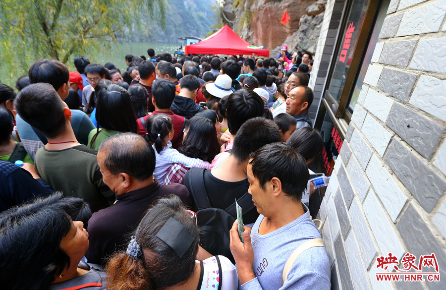 游船售票處前，游客被擠得無法轉(zhuǎn)身