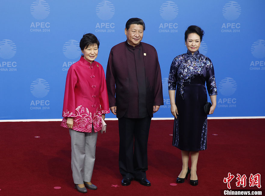 圖為習(xí)近平夫婦歡迎韓國(guó)總統(tǒng)樸槿惠。中新社發(fā) 杜洋 攝