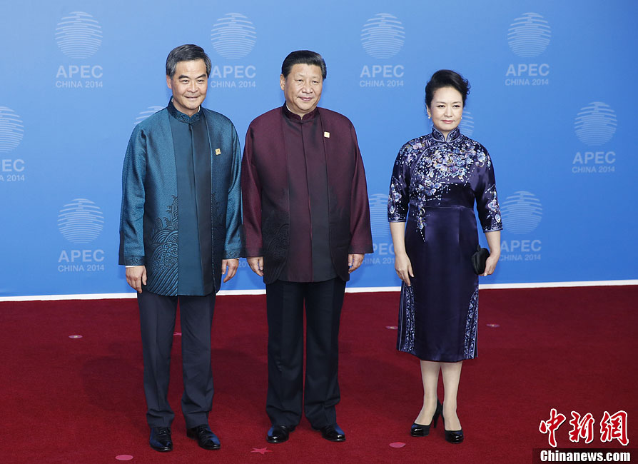 圖為習(xí)近平夫婦歡迎中國(guó)香港特別行政區(qū)行政長(zhǎng)官梁振英。中新社發(fā) 杜洋 攝
