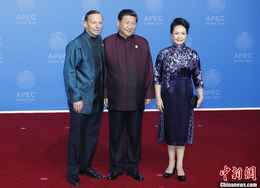 圖為習(xí)近平夫婦歡迎澳大利亞總理阿博特。中新社發(fā) 杜洋 攝